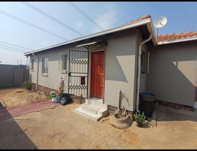 3 BEDROOM HOUSE FOR SALE IN BLUE HILLS